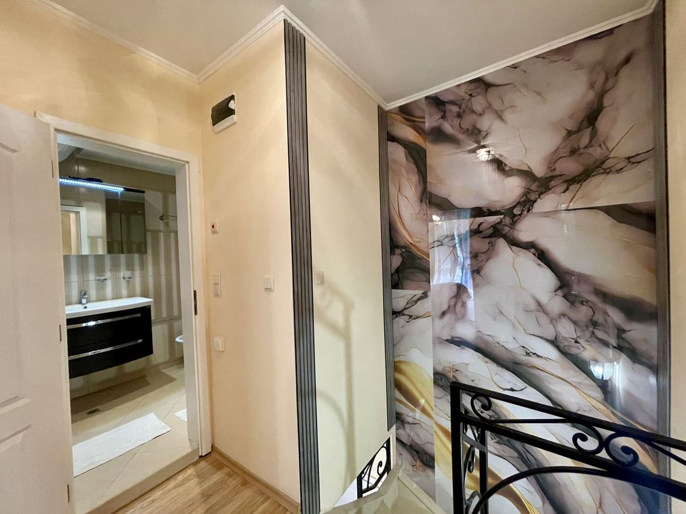Luksusowy maisonette z ogrodem w elitarnym kompleksie – komfort i relaks blisko morza