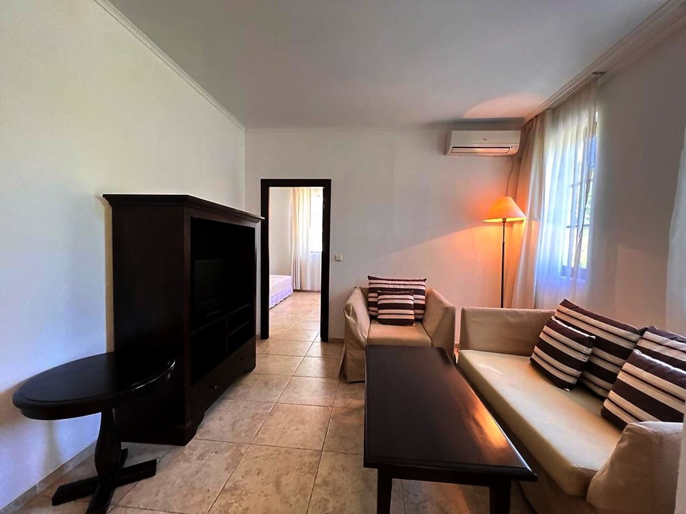 Apartament z jedną sypialnią w pierwszej linii brzegowej w Obzorze – nadmorski komfort, udogodnienia SPA i spokój wśród zieleni