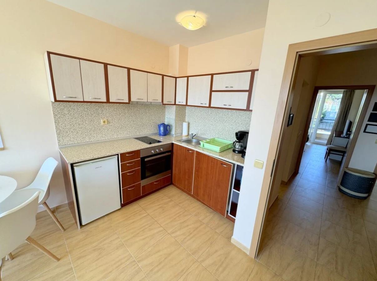 Apartament z dwiema sypialniami w Sveti Vlas – panoramiczne widoki i komfort w zamkniętym kompleksie