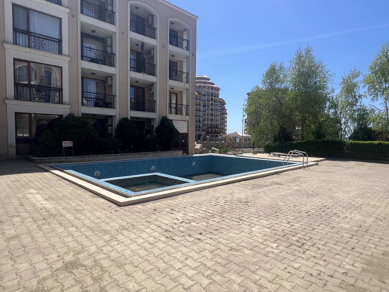 Przytulne studio w sercu Elenite – zaledwie kilka minut od plaży, w zamkniętym kompleksie z basenem i doskonałymi udogodnieniami