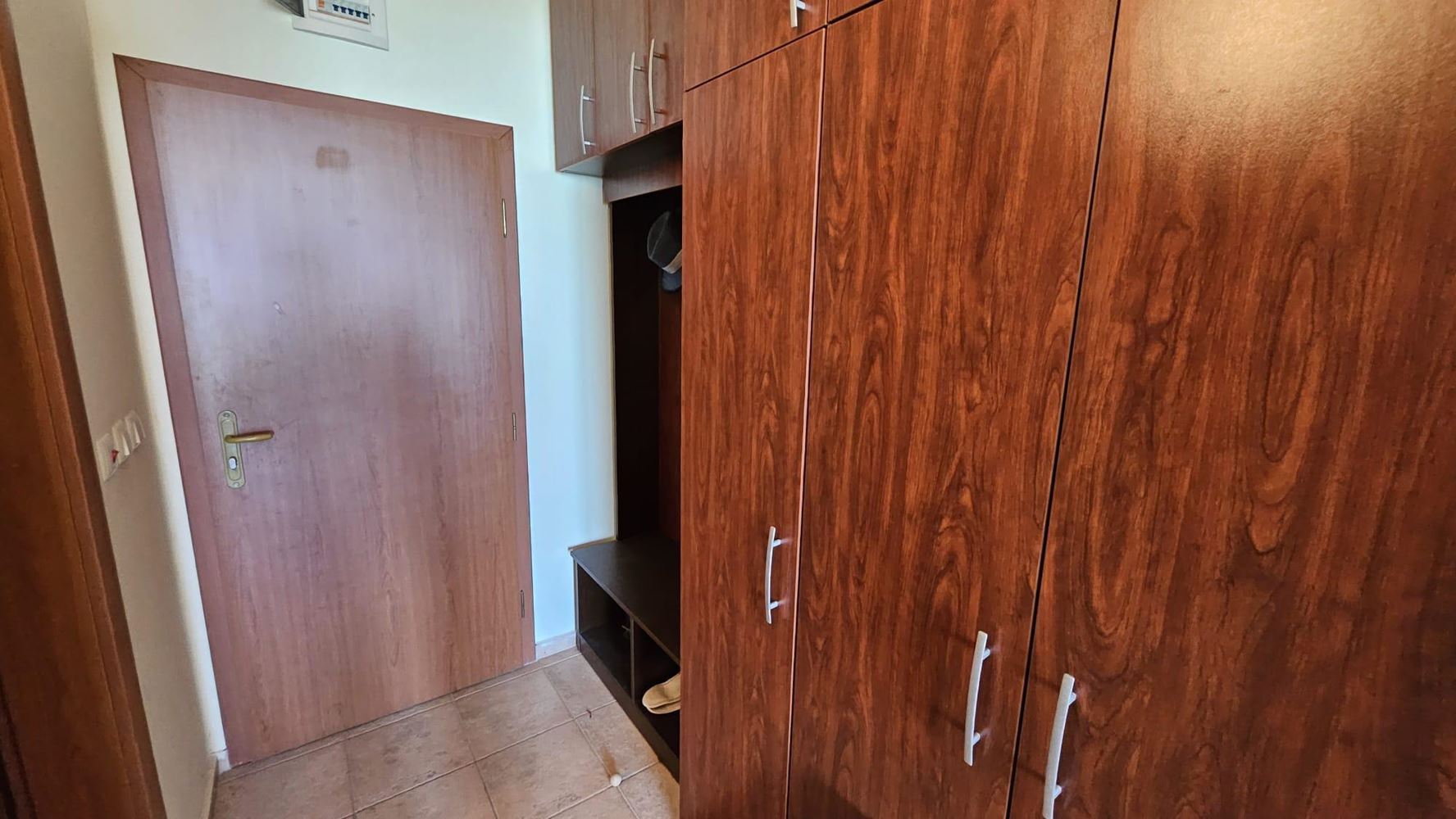 Studio z frontalnym widokiem na morze w pierwszej linii brzegowej w Pomorie – idealna nieruchomość nad morzem