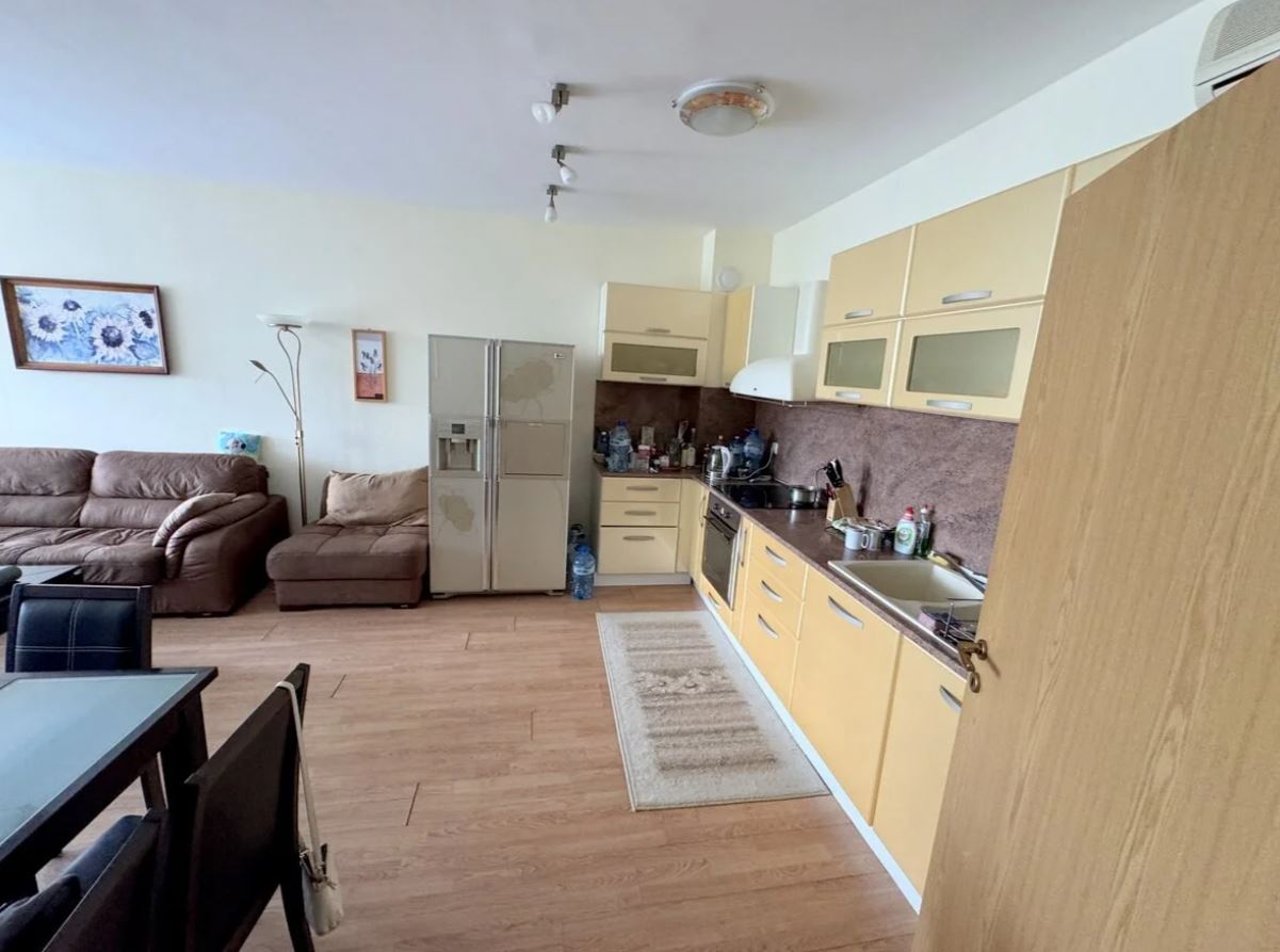 Apartament z dwiema sypialniami na pierwszej linii brzegowej w Rawdzie – panoramiczny widok na morze i prestiżowa lokalizacja