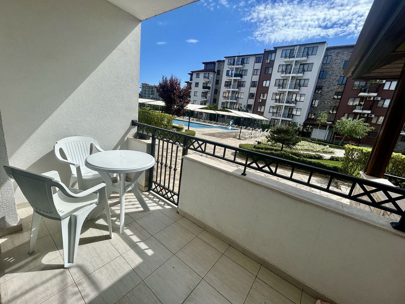 Komfortowy apartament z jedną sypialnią z bezpośrednim wyjściem do basenu w Nesebyrze – wyjątkowo wygodna oferta