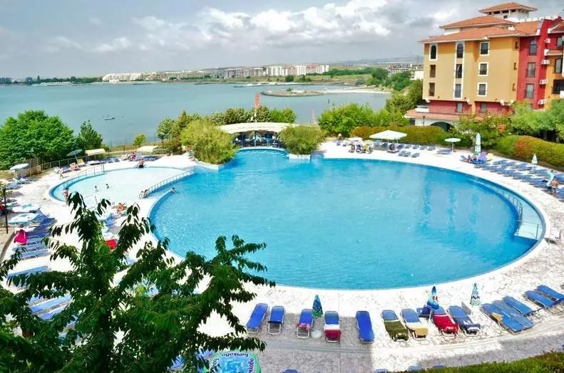 Przestronne mieszkanie z dwoma sypialniami na pierwszej linii w Aheloy – komfort, luksus i wygoda dla całej rodziny