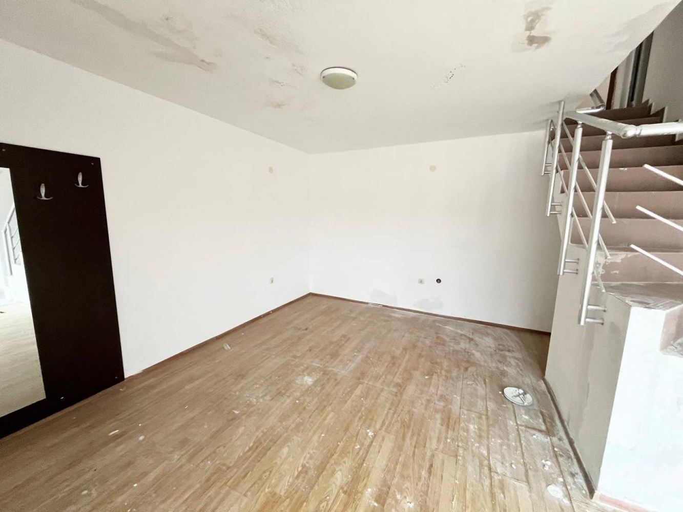 Przestronny apartament dwupoziomowy z dwiema sypialniami między Rawdą a Nessebarem – 200 metrów od plaży, bez opłaty za utrzymanie!  Writing