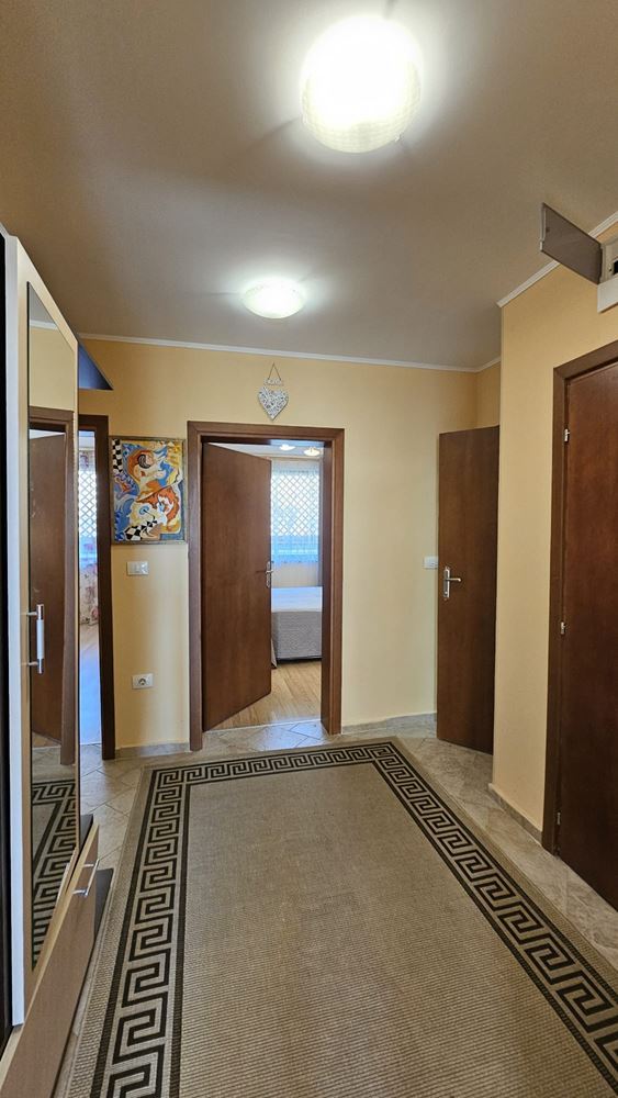 Przestronny apartament z dwiema sypialniami na pierwszej linii brzegowej z prywatną plażą w Sweti Własie