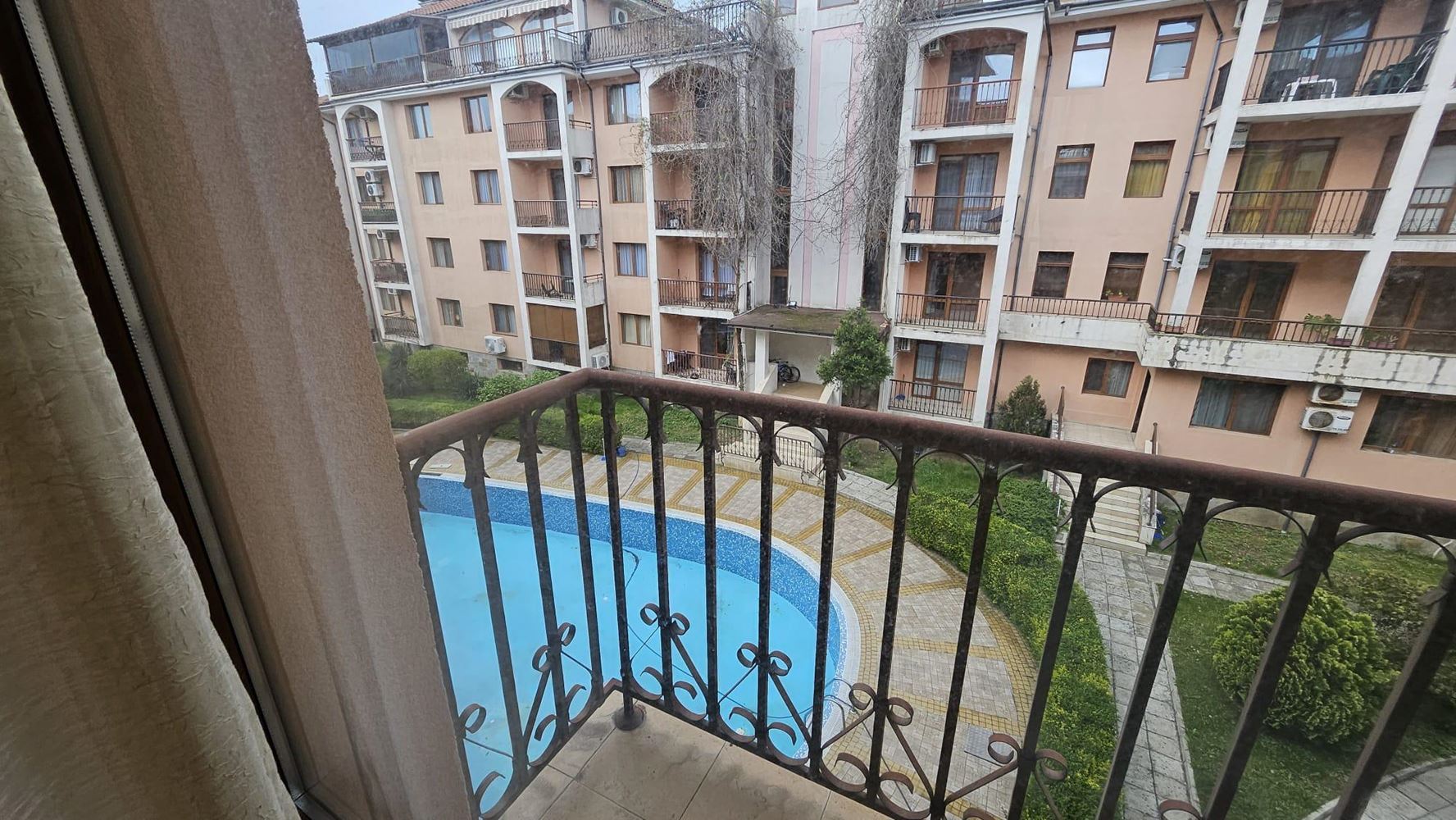 Przestronny apartament z dwiema sypialniami w Primorsku – komfort, spokój i niska opłata za utrzymanie