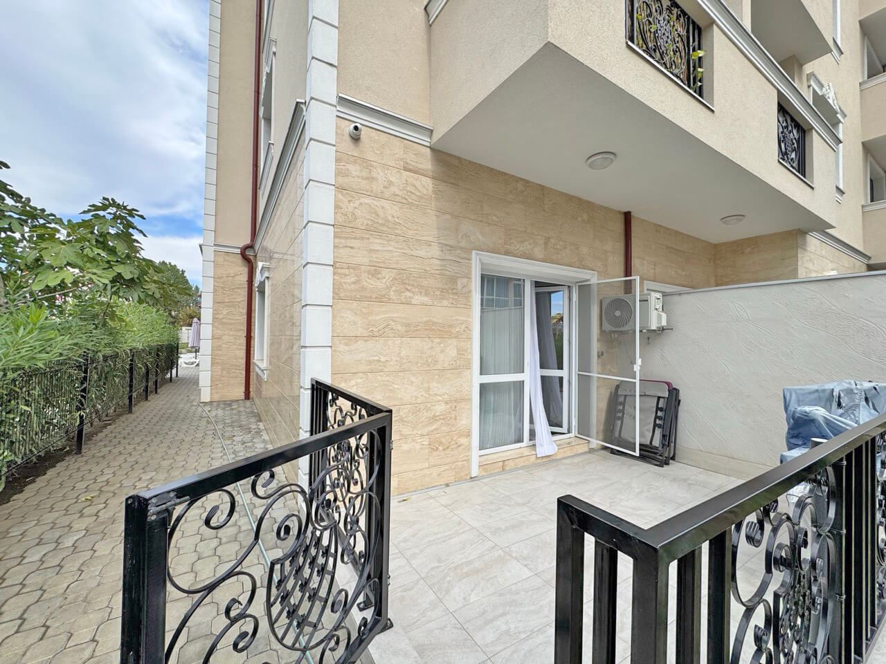 Przestronny apartament z jedną sypialnią, dużym tarasem i widokiem na basen w Słonecznym Brzegu