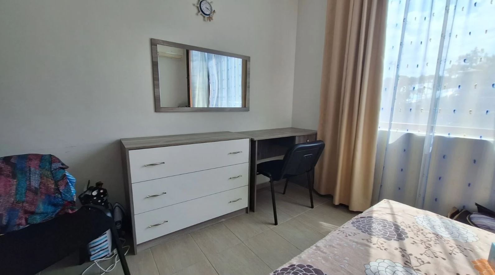 Apartament z jedną sypialnią na pierwszej linii brzegowej w Świętym Własie – przytulna nieruchomość z widokiem na basen i morze