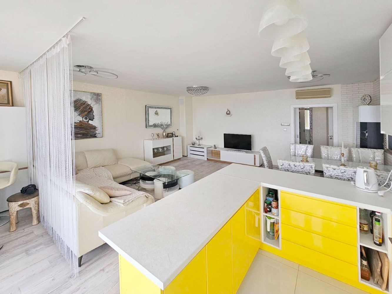 Luksusowy apartament trzypokojowy z widokiem na morze na pierwszej linii w Rawdzie – 114 m², dwa tarasy i pełen komfort