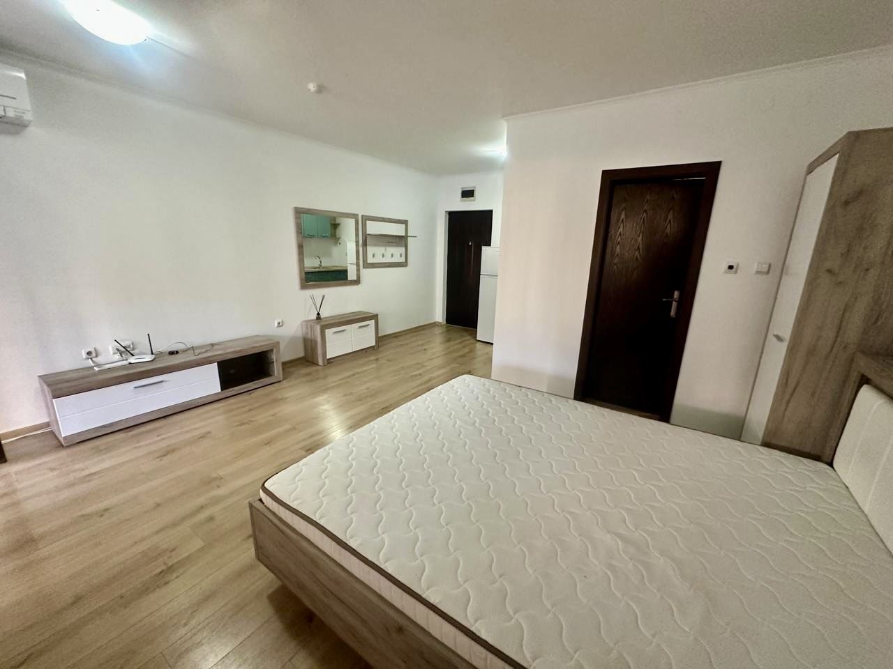 Przestronne studio na parterze z dużym tarasem i możliwością przerobienia na mieszkanie z jedną sypialnią – bezpieczeństwo i komfort w Nessebarze