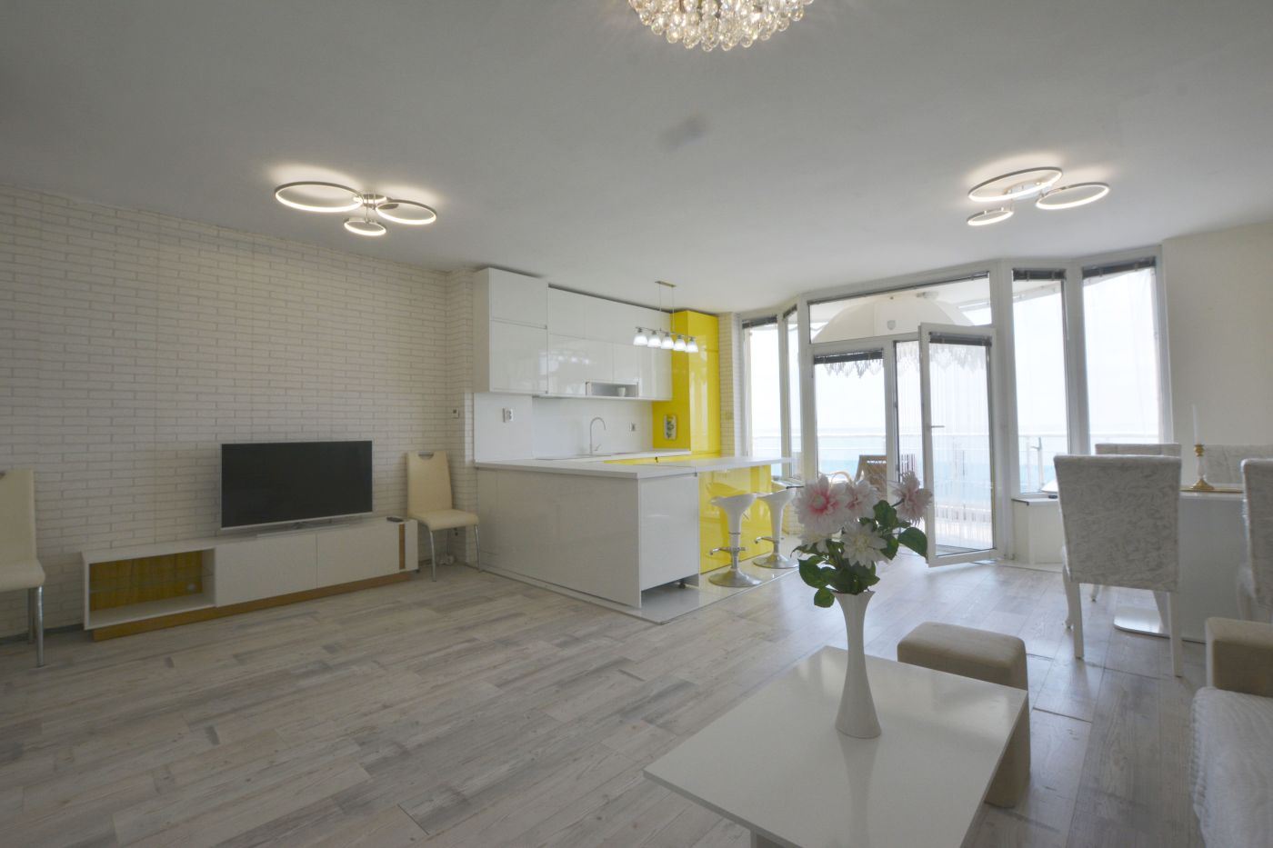 Luksusowy apartament trzypokojowy z widokiem na morze na pierwszej linii w Rawdzie – 114 m², dwa tarasy i pełen komfort