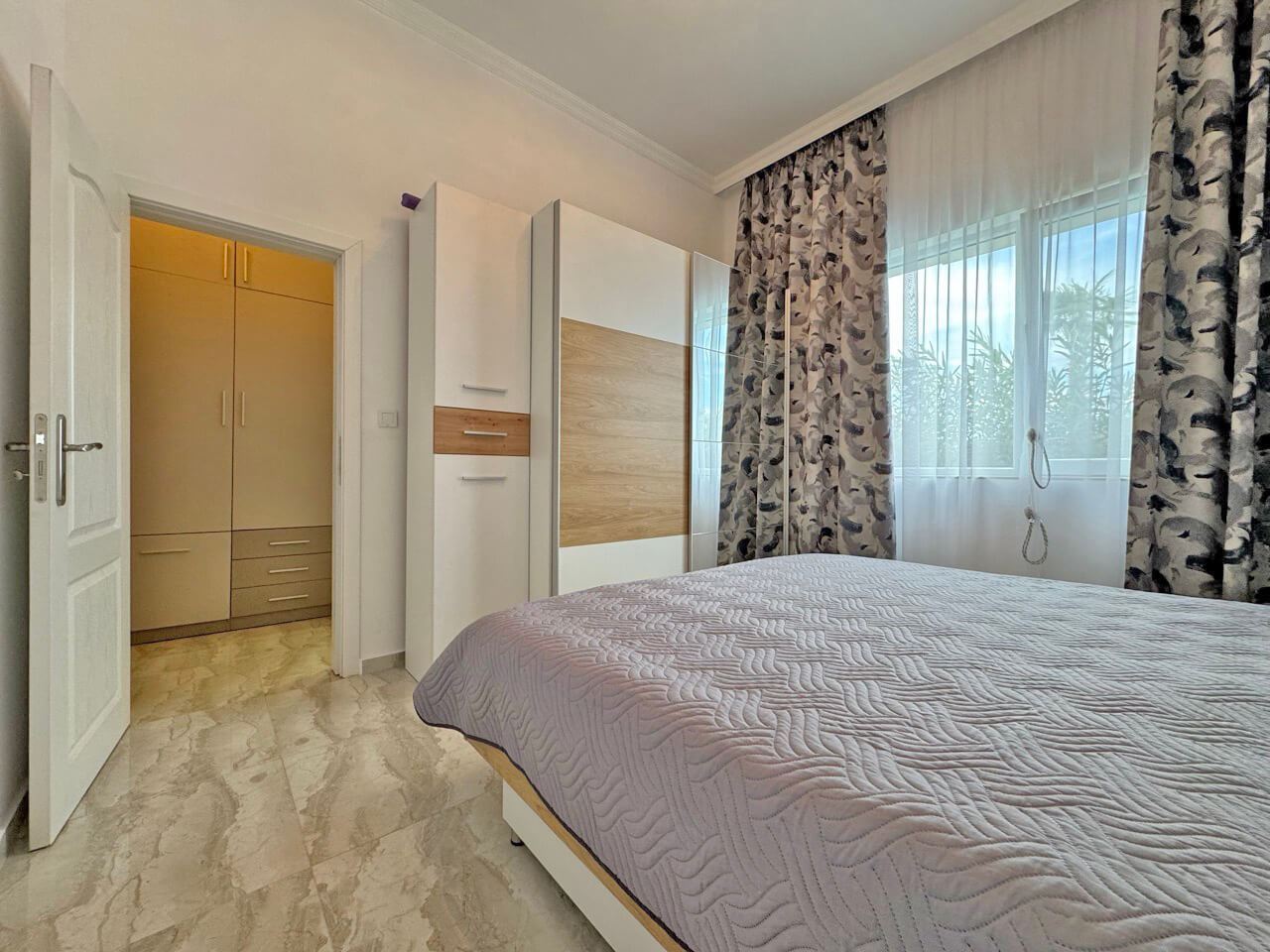 Przestronny apartament z jedną sypialnią, dużym tarasem i widokiem na basen w Słonecznym Brzegu