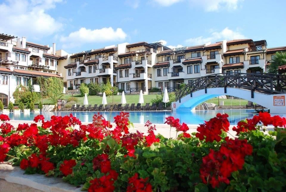 Apartament trzypokojowy z widokiem na morze i prywatną plażą w prestiżowym kompleksie w Czernomorcu