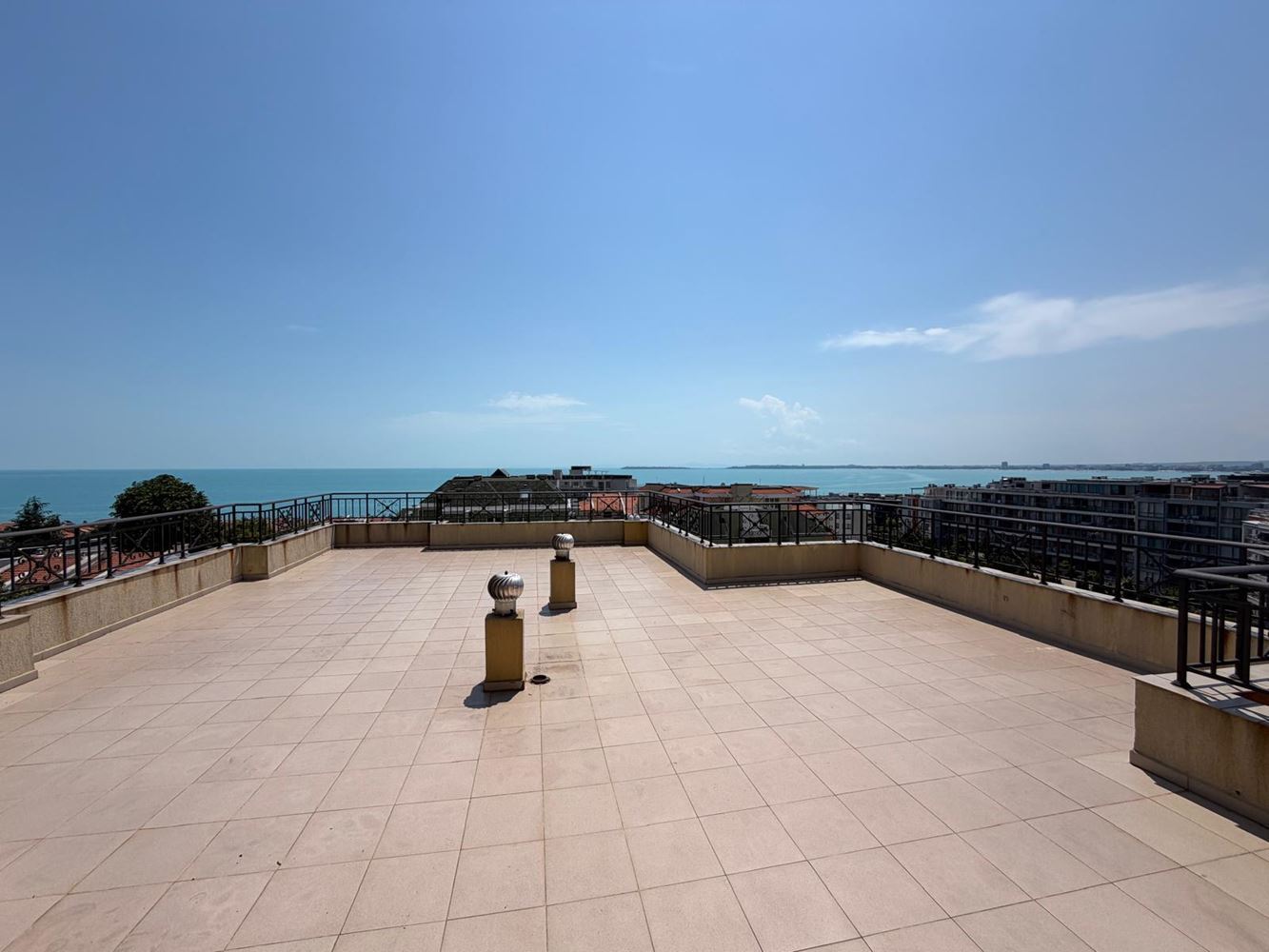 Przestronny apartament z dwiema sypialniami i panoramicznym widokiem na morze w Sveti Vlas