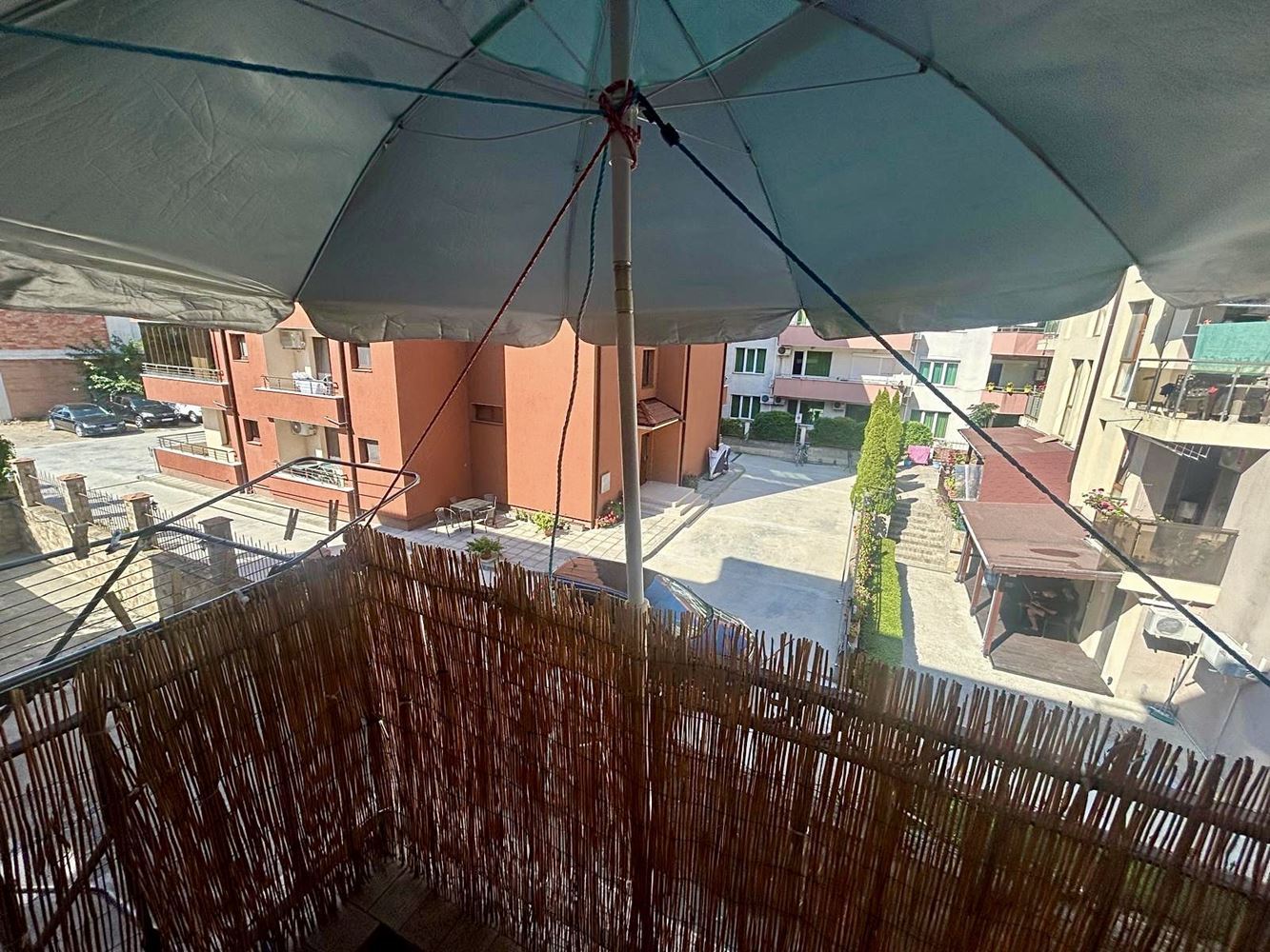 Przestronny apartament z jedną sypialnią i widokiem na zieleń w Nesebyrze – gotowy do zamieszkania