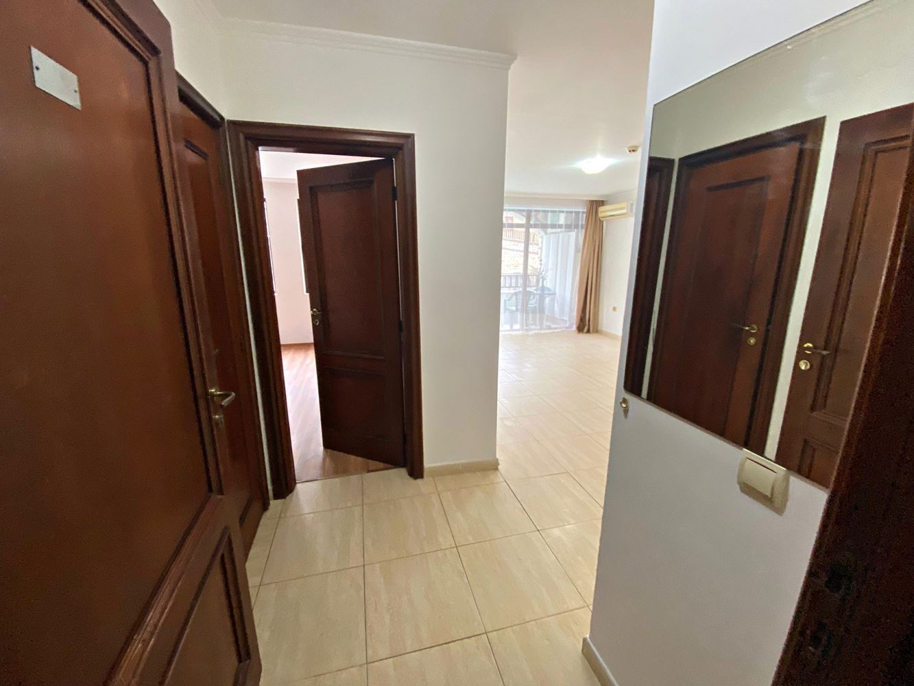 Luksus i spokój w pierwszej linii brzegowej w Świętym Własie – przestronny apartament z jedną sypialnią i widokiem na basen