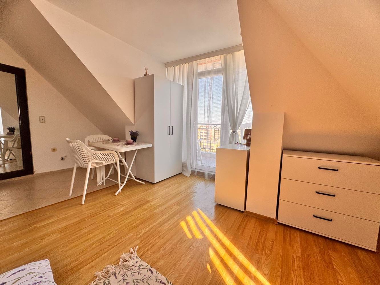 Stylowe studio z panoramicznym tarasem w Pomorie – niska opłata za utrzymanie, południowa ekspozycja i doskonała lokalizacja blisko morza