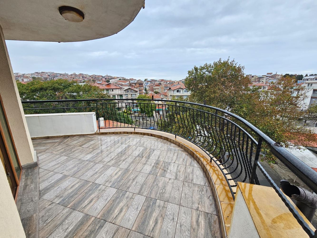 Przestronny apartament z trzema sypialniami na pierwszej linii morza w Sozopolu z wyjątkowym panoramicznym tarasem