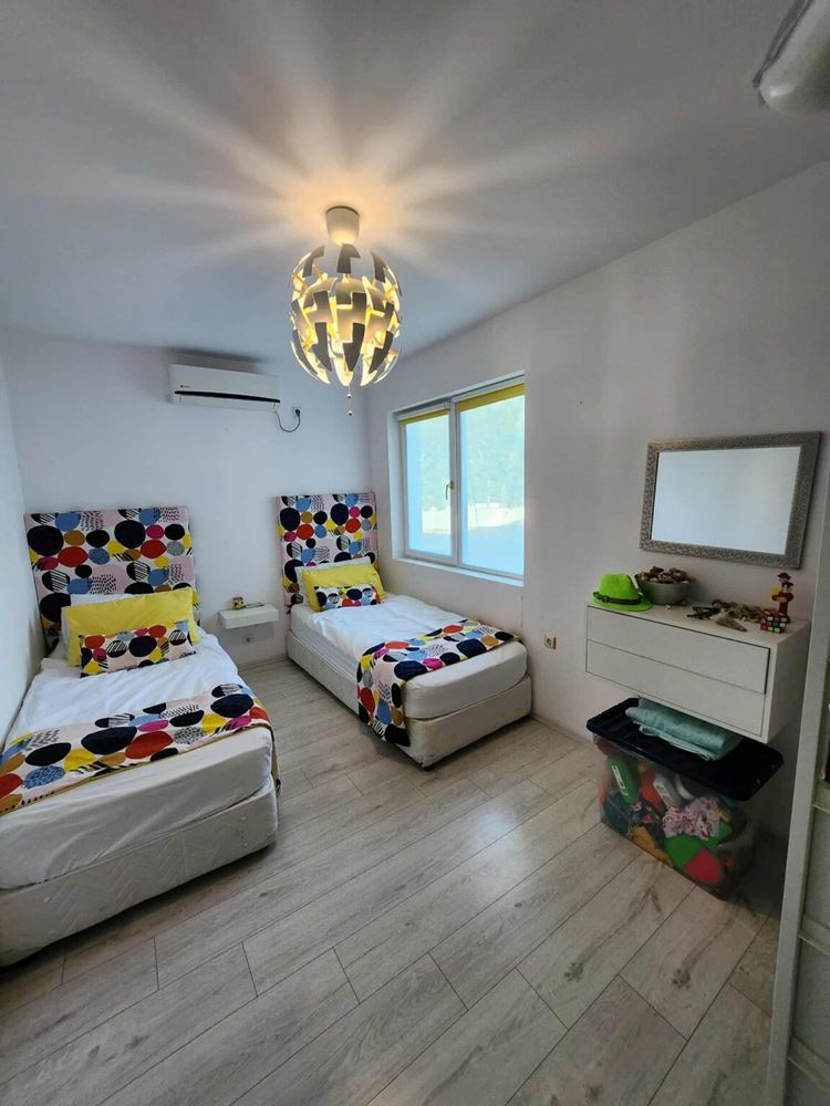 Apartament z dwiema sypialniami z widokiem na basen w Sveti Vlas – komfort, styl i doskonała lokalizacja