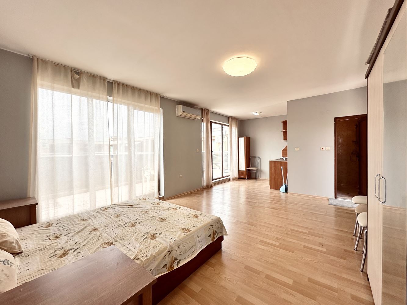 Przestronne studio z imponującym panoramicznym tarasem na Słonecznym Brzegu