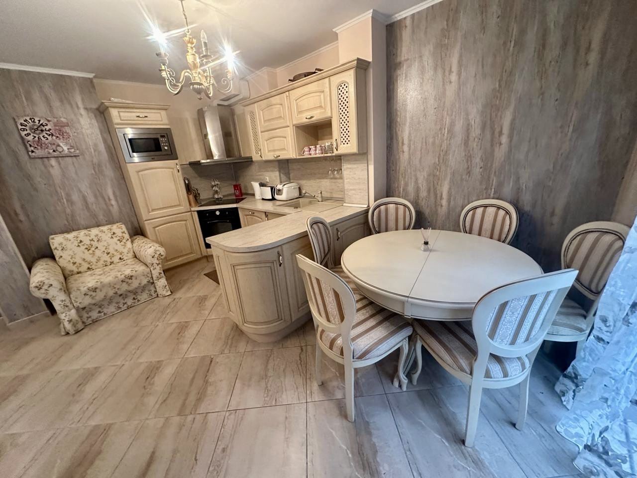 Luksusowy maisonette z ogrodem w elitarnym kompleksie – komfort i relaks blisko morza