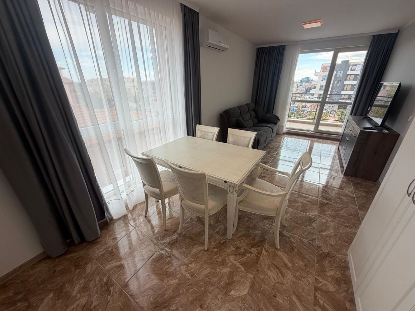 Apartament z 2 sypialniami w nowoczesnym kompleksie z pięknym otoczeniem zieleni w Rawdzie