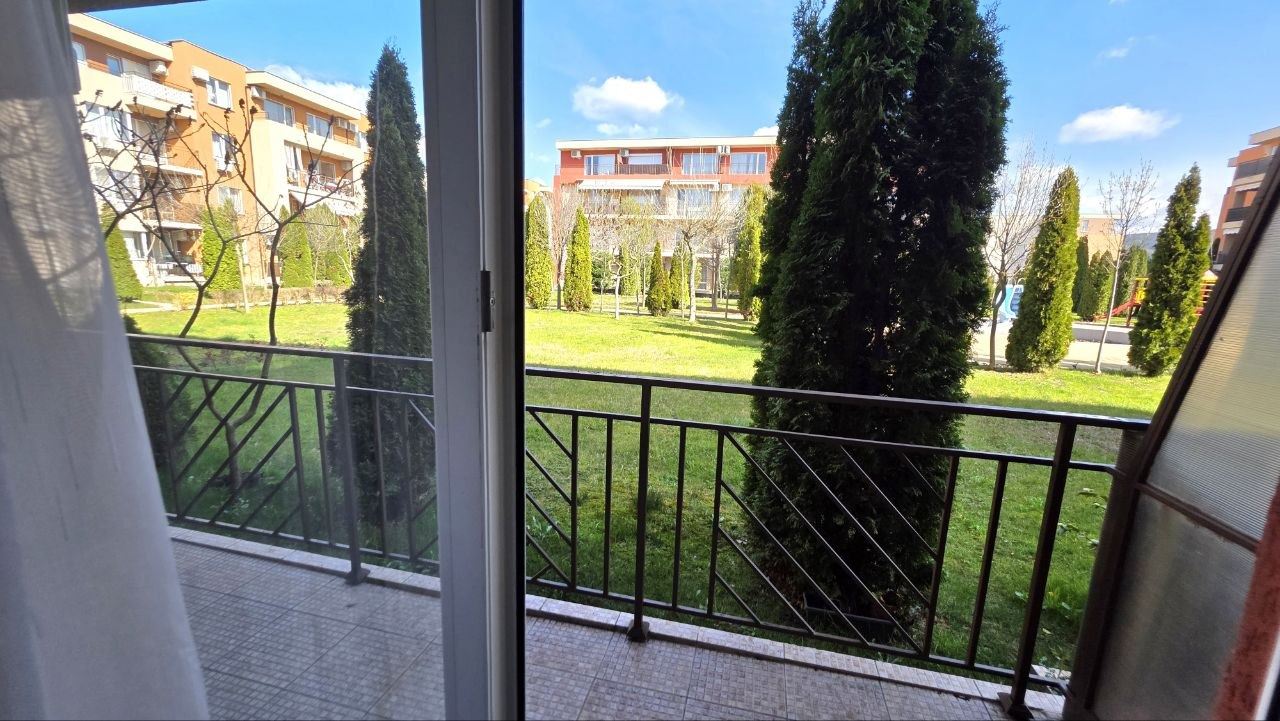 Praktyczne i przytulne studio w Słonecznym Brzegu – komfort i spokój z widokiem na basen