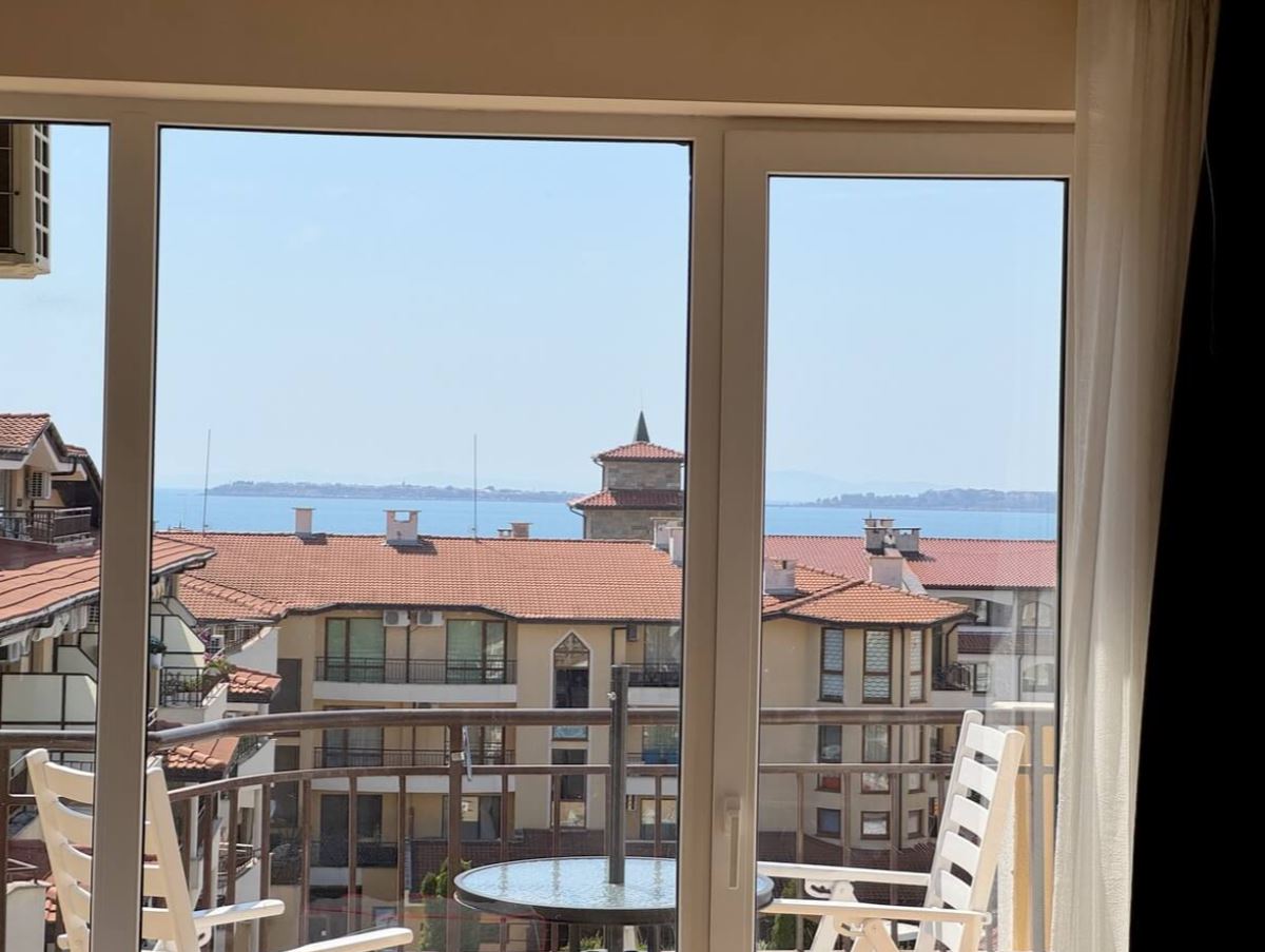 Apartament z dwiema sypialniami w Sveti Vlas – panoramiczne widoki i komfort w zamkniętym kompleksie