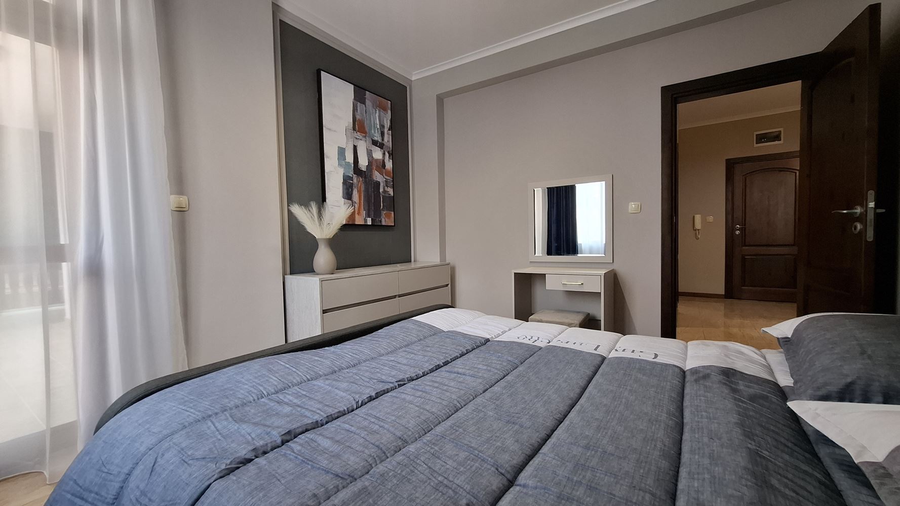 Luksusowy apartament z dwiema sypialniami przy pierwszej linii morza w Świętym Własie – wyjątkowa morska atmosfera i prestiżowy komfort