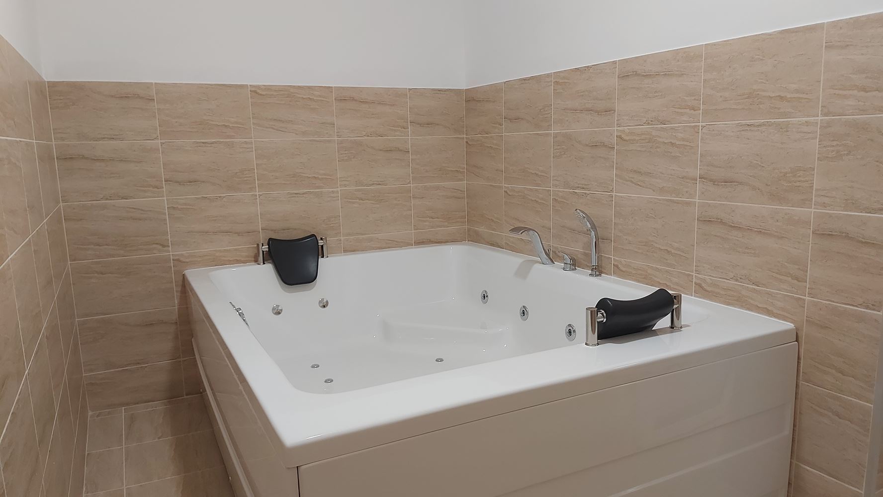 Apartament z dwiema sypialniami w Aheloj – skutecznie wynajmowany krótkoterminowo, z wysoką oceną i doskonałym potencjałem inwestycyjnym