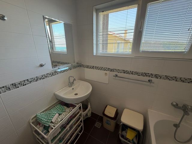 Przestronny apartament z 2 sypialniami w pierwszej linii brzegowej z frontalnym panoramicznym widokiem na morze