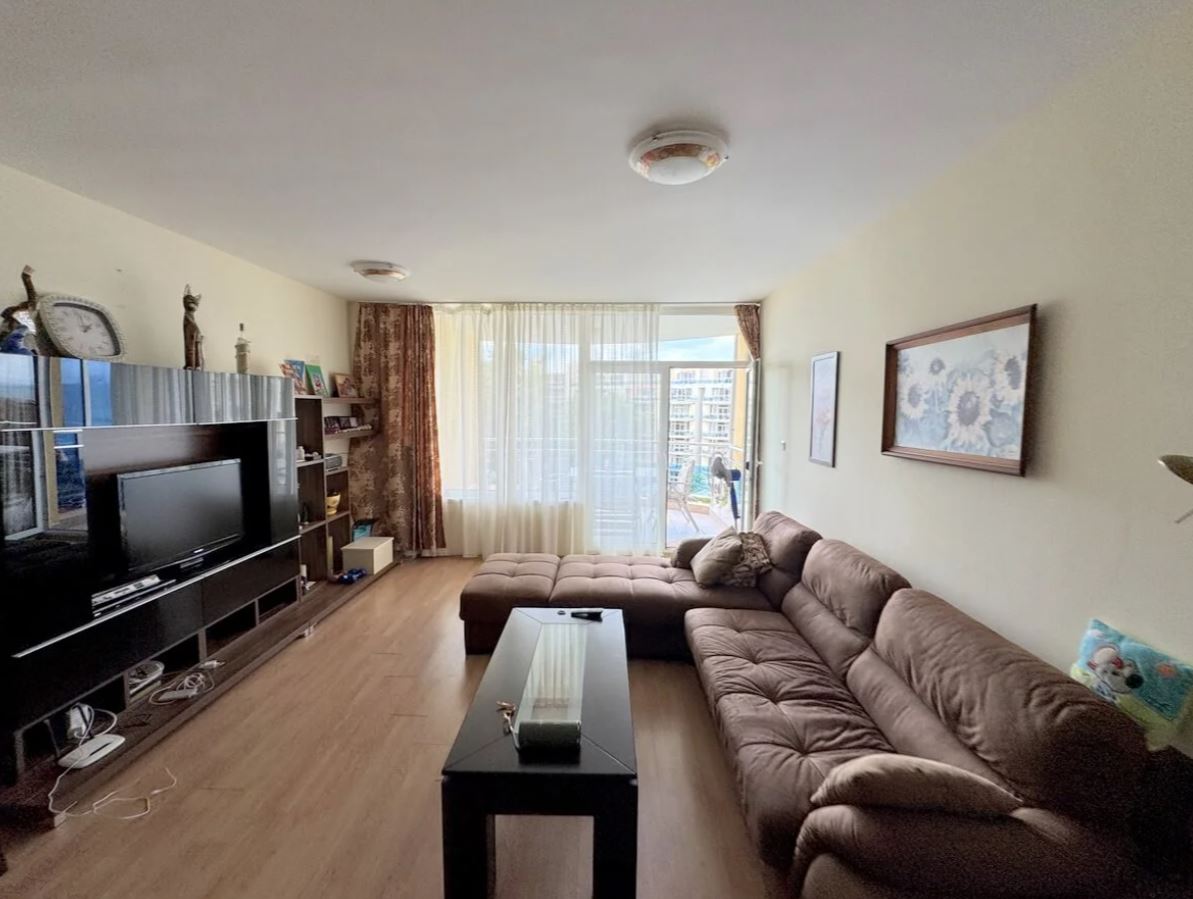 Apartament z dwiema sypialniami na pierwszej linii brzegowej w Rawdzie – panoramiczny widok na morze i prestiżowa lokalizacja