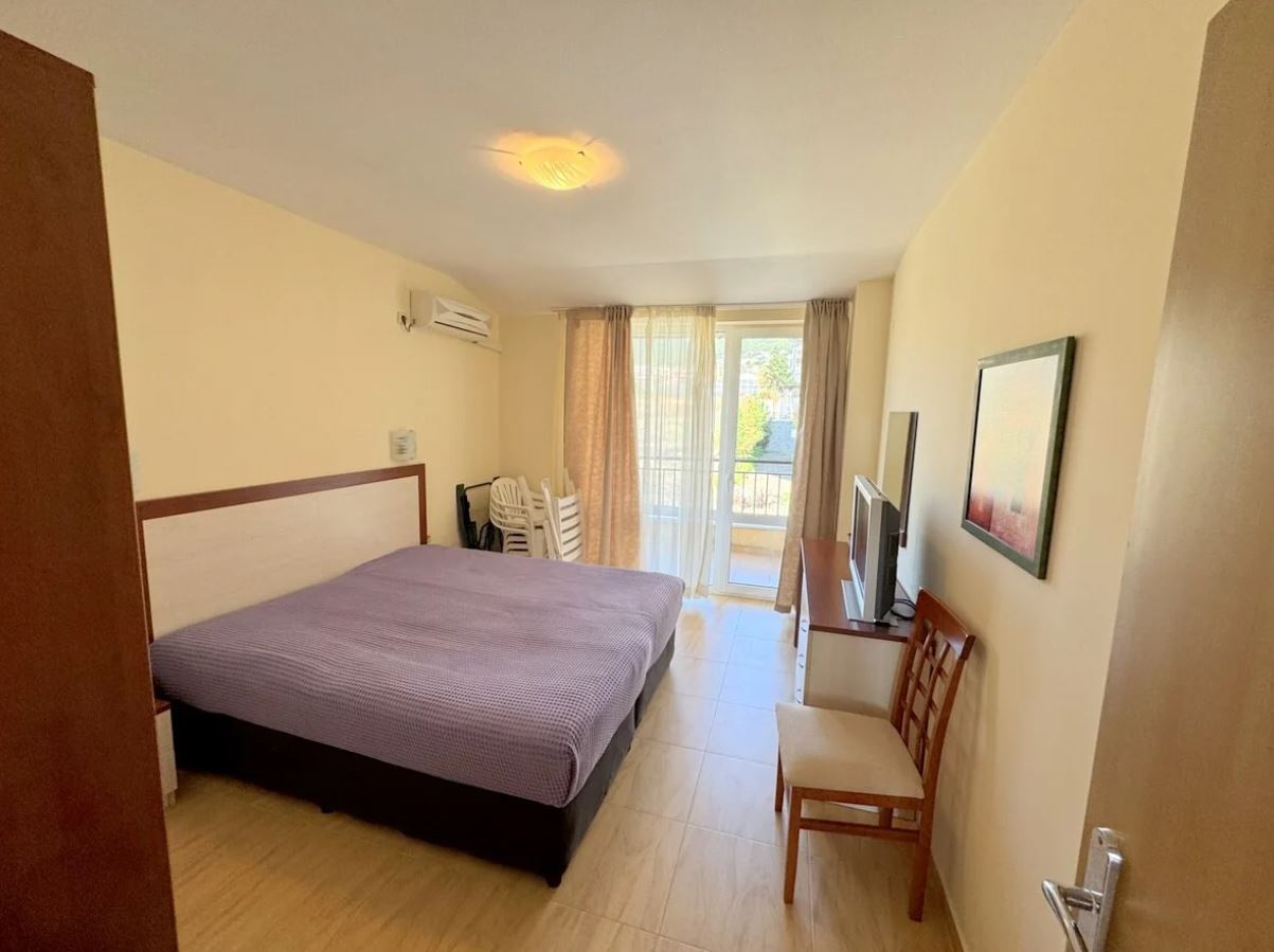 Apartament z dwiema sypialniami w Sveti Vlas – panoramiczne widoki i komfort w zamkniętym kompleksie