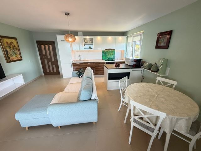Przestronny apartament z 2 sypialniami w pierwszej linii brzegowej z frontalnym panoramicznym widokiem na morze