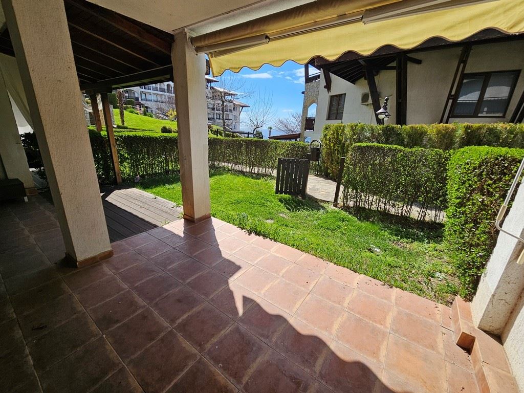 Luksus na pierwszej linii – stylowe mieszkanie z werandą, prywatnym ogrodem i widokiem na morze w Świętym Własie