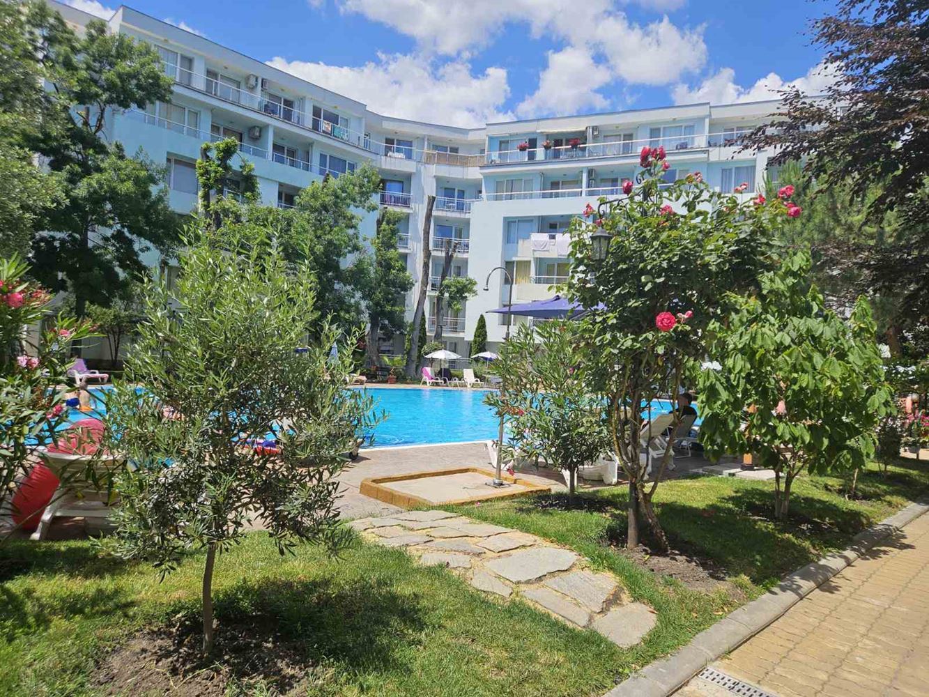 Tylko 100 metrów od morza! Przestronny apartament z jedną sypialnią z widokiem na basen w jednym z najbardziej pożądanych kompleksów w Słonecznym Brzegu