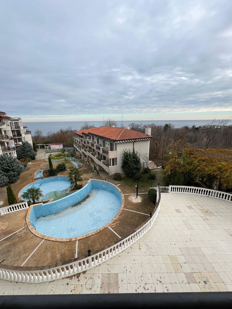 Luksusowe mieszkanie z dwiema sypialniami i panoramicznym widokiem na morze oraz basen – pierwsza linia brzegowa w Obzorze!