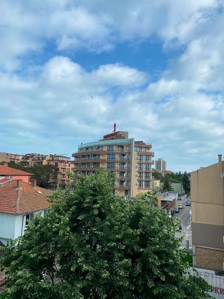 Przestronne i stylowo urządzone studio w sercu Nowego Nesebyru – bez opłaty za utrzymanie i blisko Plaży Południowej