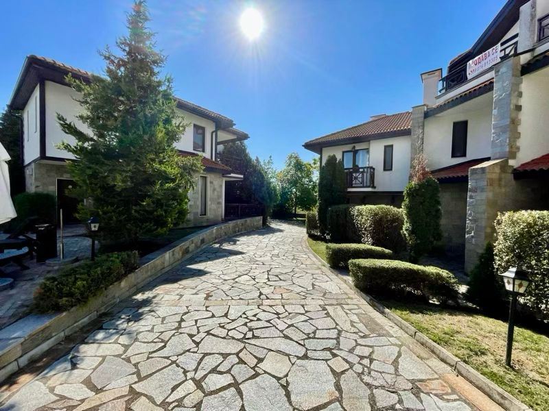 Przestronne w pełni umeblowane studio z widokiem na basen w Słonecznym Brzegu – komfort, spokój i doskonała inwestycja