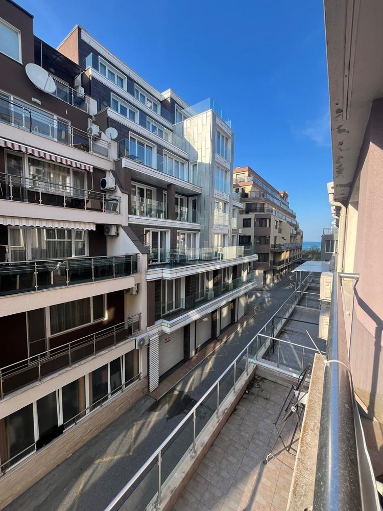 Przestronny apartament z dwiema sypialniami, panoramicznym tarasem i widokiem na morze w sercu Pomorie