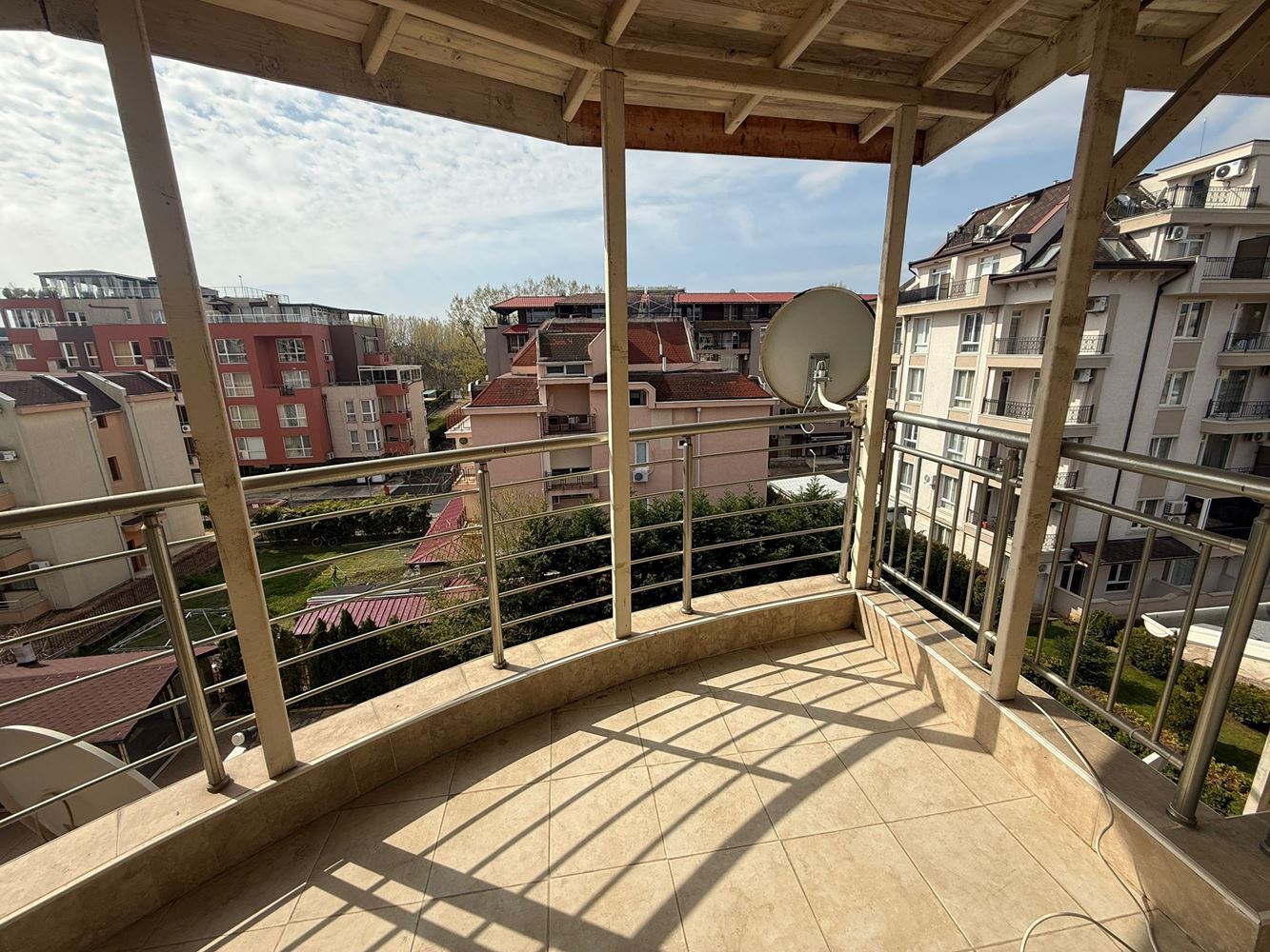 Przestronne dwupokojowe mieszkanie w Słonecznym Brzegu – komfort, natura i niska opłata eksploatacyjna