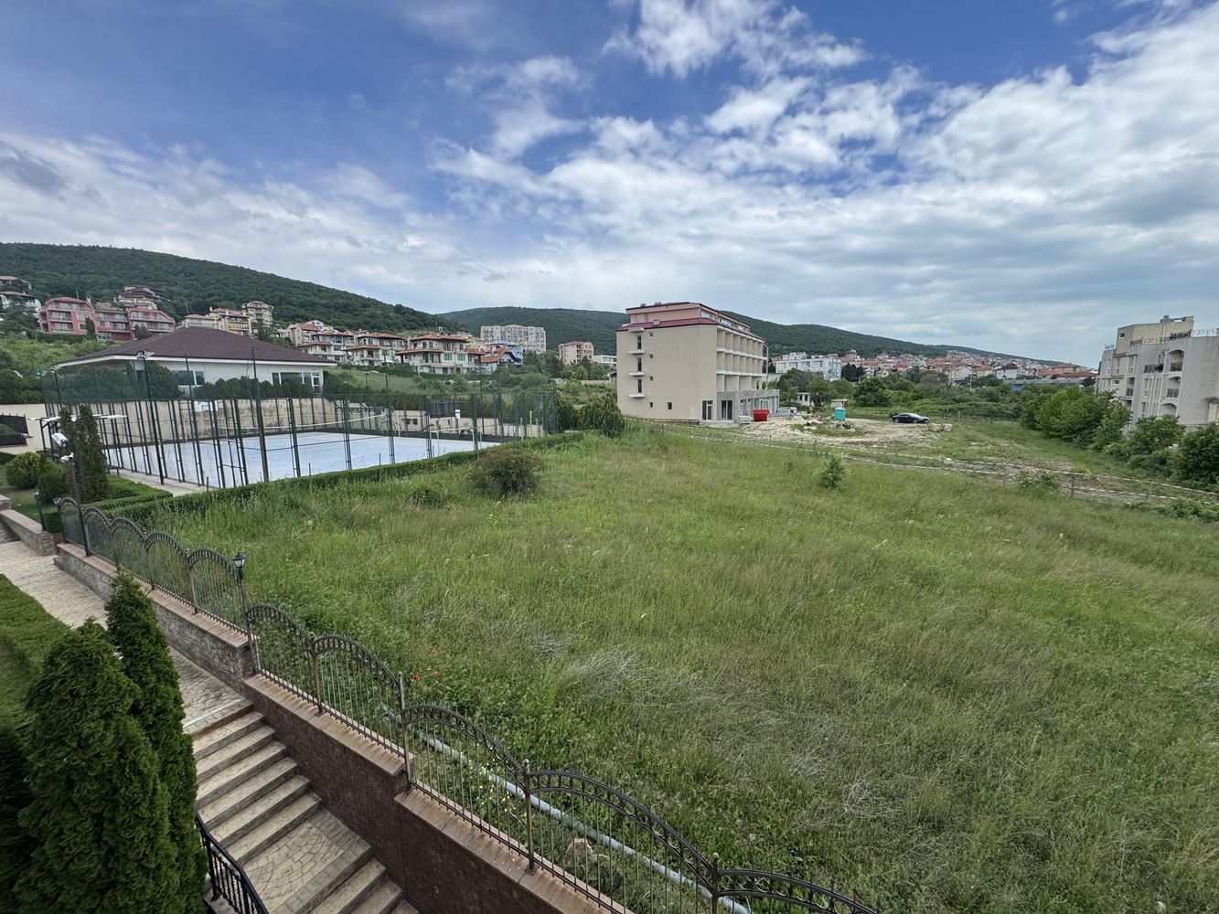 Kompaktowe studio z panoramicznym widokiem na góry w Sweti Włas – komfort, natura i doskonała infrastruktura