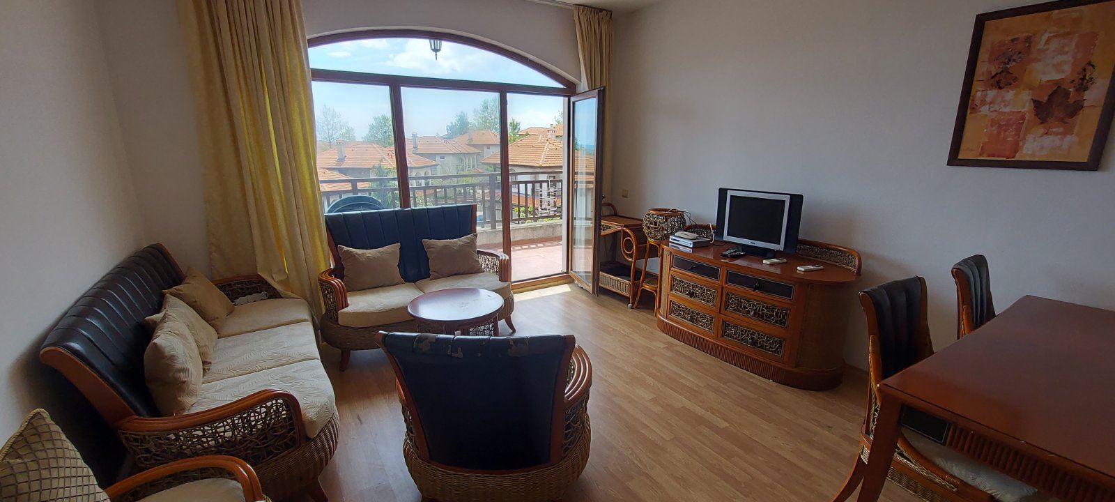 Apartament z jedną sypialnią z panoramicznym widokiem na morze w Aheloy – komfort, przestrzeń i spokój