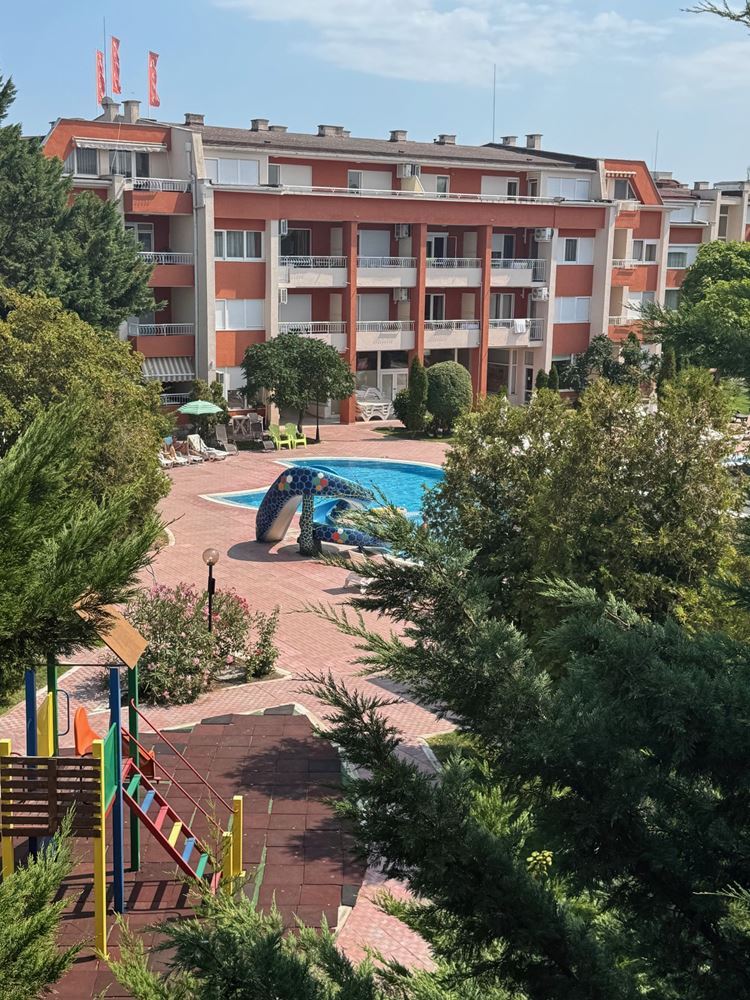 Przestronne studio z widokiem na basen w Słonecznym Brzegu – prąd na taryfie gospodarstwa domowego i doskonała infrastruktura