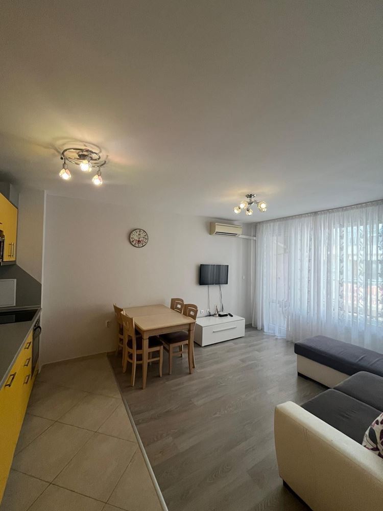 Przestronny apartament z dwiema sypialniami, panoramicznym tarasem i widokiem na morze w sercu Pomorie