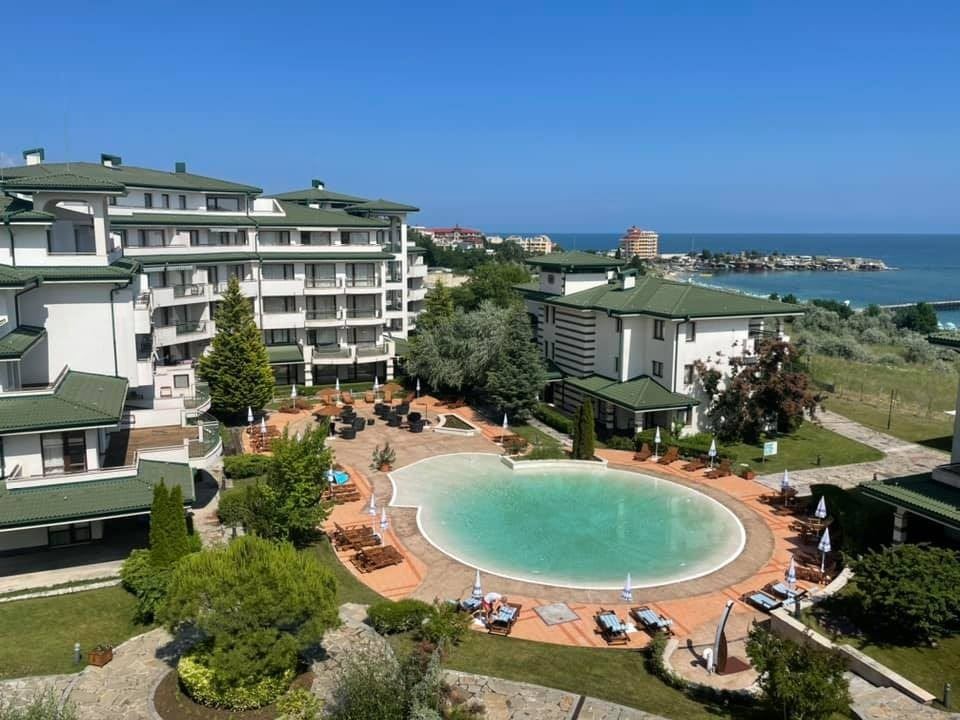 Wysoki standard i różnorodne udogodnienia – Doskonałe dwupokojowe mieszkanie w luksusowym kompleksie przy plaży w Ravda