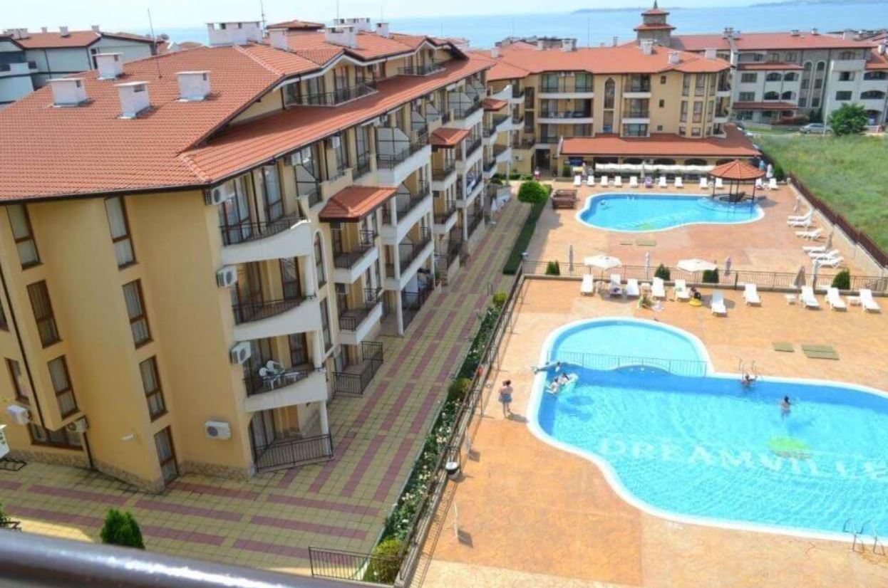 Apartament z dwiema sypialniami w Sveti Vlas – panoramiczne widoki i komfort w zamkniętym kompleksie