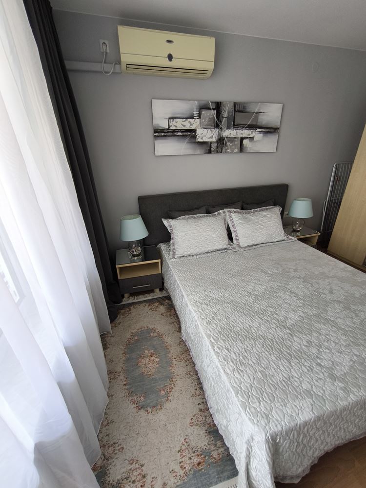 Luksusowy apartament z jedną sypialnią w pierwszej linii brzegowej w Świętym Własie