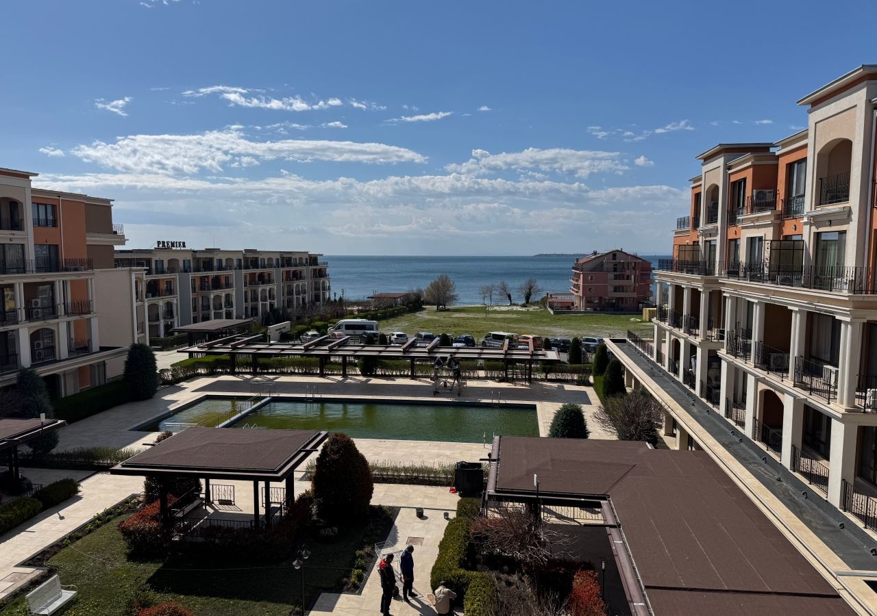 Studio w pierwszej linii brzegowej z widokiem na morze w luksusowym kompleksie – w pełni umeblowane i gotowe do użytku